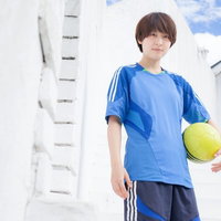 サッカー女子がボールを持ってインタビューに応じるの写真