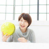 サッカーボールを持って笑顔の若い女性アスリートの写真