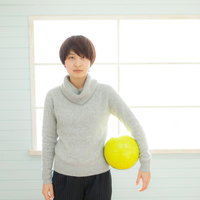 タートルネックのサッカー部女性コーチがサッカーボールを持つの写真