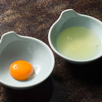 TKGを作るために黄身と白身を分ける手間を惜しまない生たまごの写真