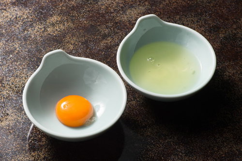 TKGを作るために黄身と白身を分ける手間を惜しまない生たまご