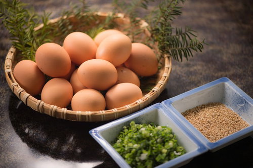 平湯温泉の旅館で提供されるTKG用の卵と薬味のネギとゴマ