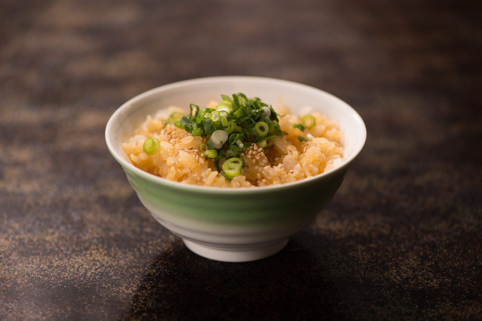 縞模様の茶碗に盛られた卵かけご飯