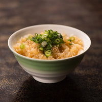 栄太郎の白い茶碗に盛った卵かけご飯の朝食の写真