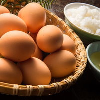 料理宿栄太郎の卵かけご飯が食べ放題で竹かごに盛られた新鮮卵の写真