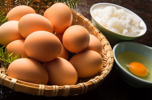 料理宿栄太郎の卵かけご飯が食べ放題で竹かごに盛られた新鮮卵