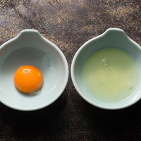 栄太郎の生たまごを割って黄身と白身を分けるの写真