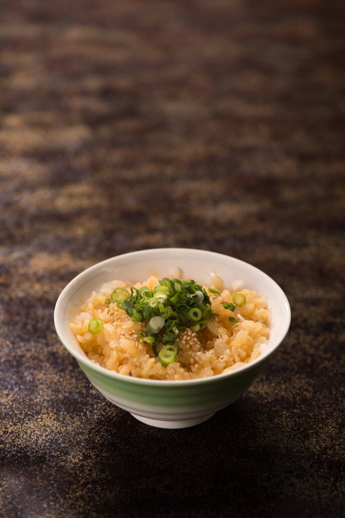 白い茶碗に盛られた卵かけご飯（TKG）召し上がれ