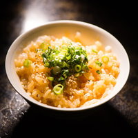 栄太郎の炊きたてご飯と新鮮な生たまごを絡めた贅沢な1杯の写真