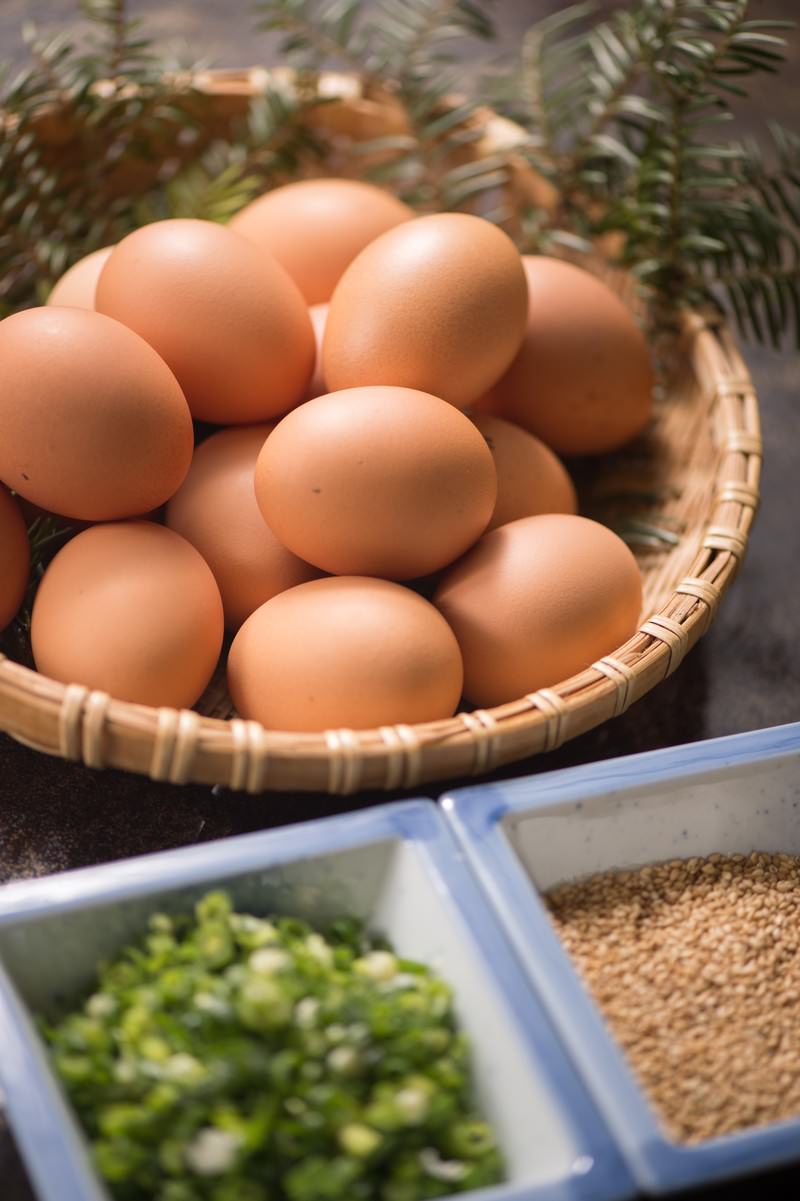 竹かごに盛られた生たまごと薬味の小皿