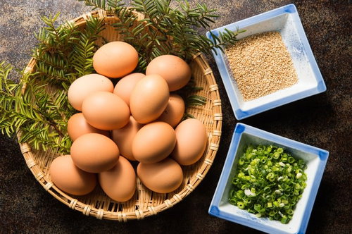 平湯温泉の朝食で人気、生卵と薬味とゴマのTKGセット