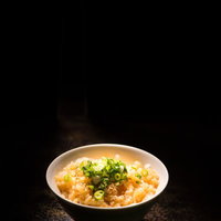 栄太郎の朝食メニュー、湯気立つ卵かけご飯（TKG）の写真