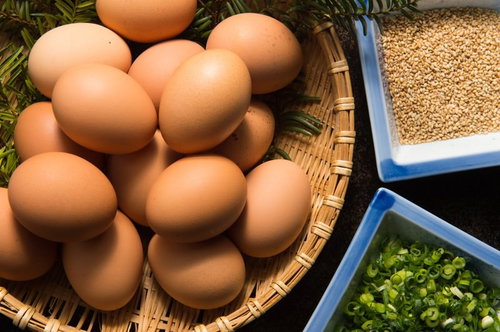 食事処の中央に置かれた食べ放題TKG用の生たまごと薬味の盛り合わせ