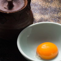 新鮮なたまごの黄身と白身を分けるのが上手いTKGを作るコツ、栄太郎の卵を使用の写真