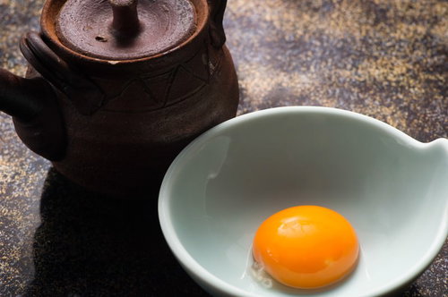 新鮮なたまごの黄身と白身を分けるのが上手いTKGを作るコツ、栄太郎の卵を使用