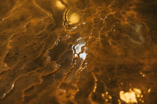 平湯温泉の源泉かけ流し浴槽に積もった堆積物