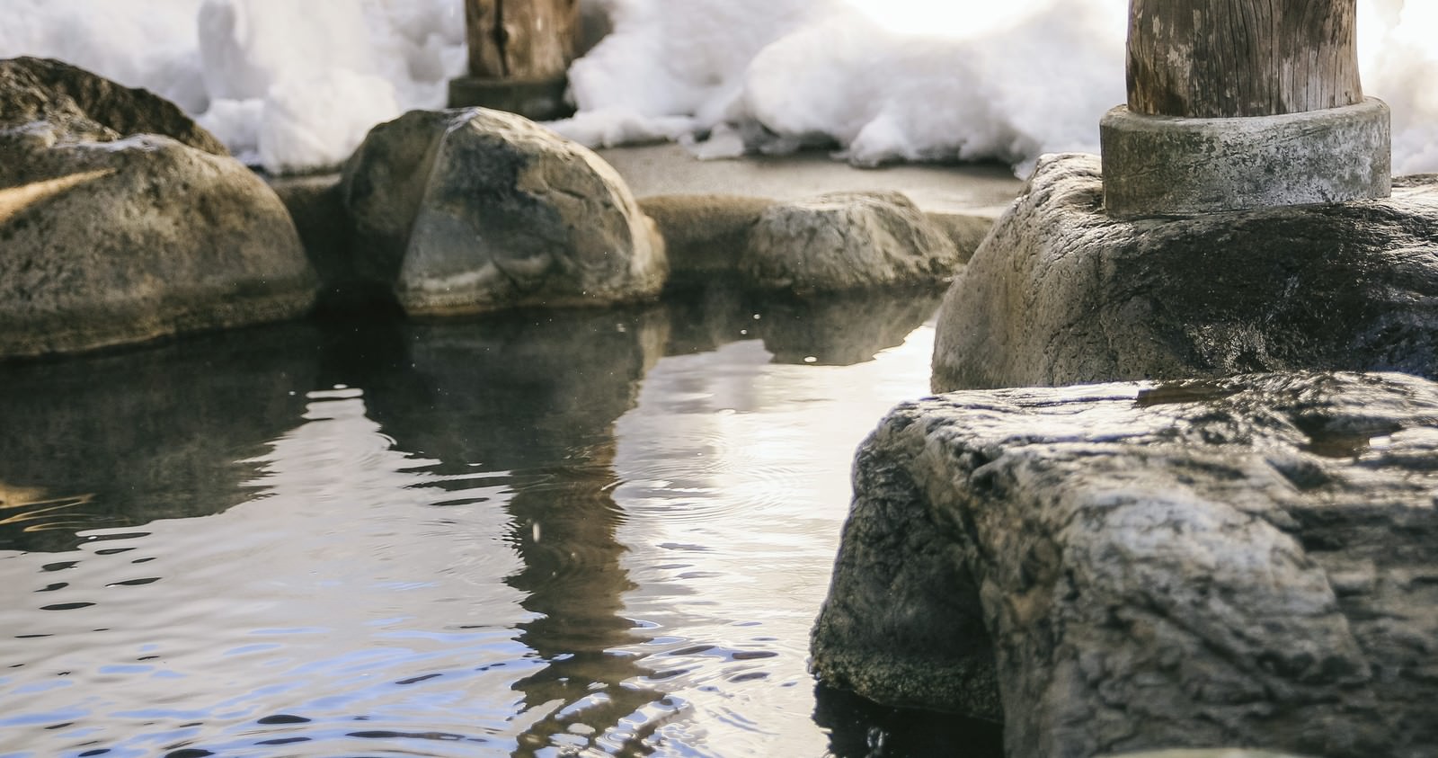 平湯温泉・岡田旅館の雪景色の岩露天風呂