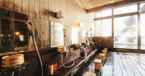 平湯温泉の岡田旅館、源泉かけ流し温泉の洗い場と浴槽