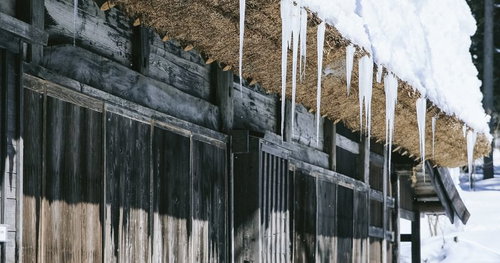 平湯温泉の合掌造りの茅葺屋根にできた巨大なつらら