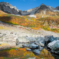 色づく涸沢カールの紅葉と雪山、秋の北アルプス登山の写真