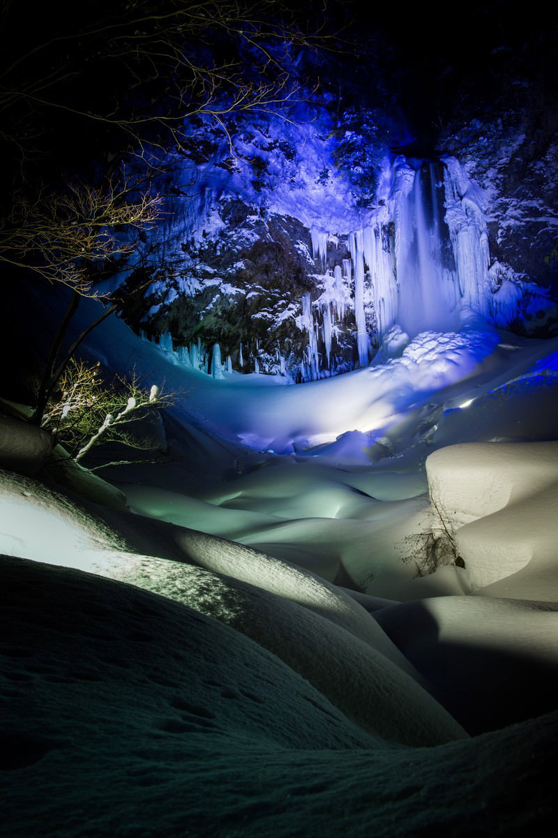 夜間にライトアップされた平湯大滝の氷瀑