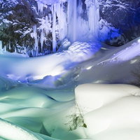 ライトアップされた平湯大滝の結氷した滝と雪景色（日本の滝百選）の写真