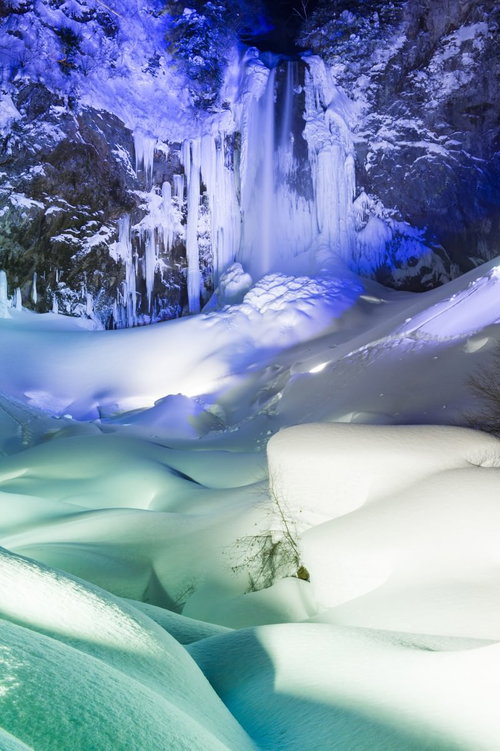 ライトアップされた平湯大滝の結氷した滝と雪景色（日本の滝百選）