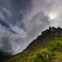 広大な空と岩が見えれば北アルプスの焼岳山頂まであとすこしの岩場の写真