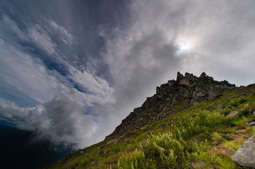 広大な空と岩が見えれば北アルプスの焼岳山頂まであとすこしの岩場