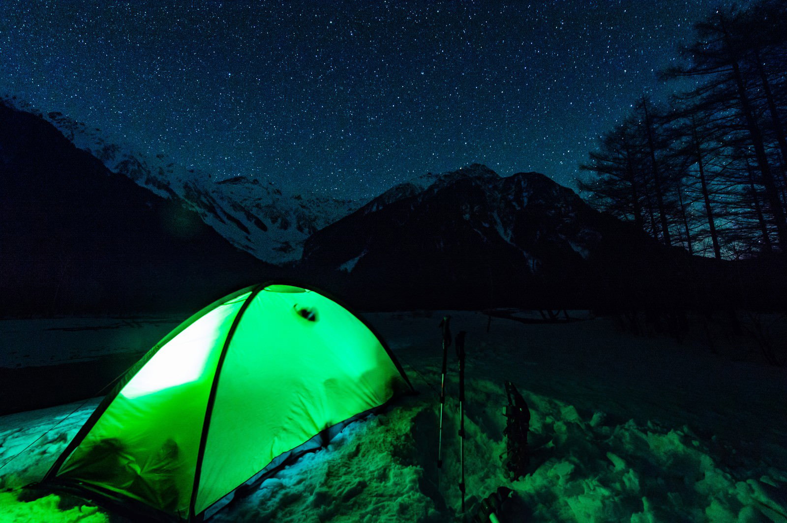 雪の上に設営されたテントと星空の夜、北アルプス上高地