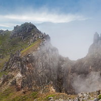 北アルプスの焼岳で見る爆裂火口の岩肌と火山地形の写真
