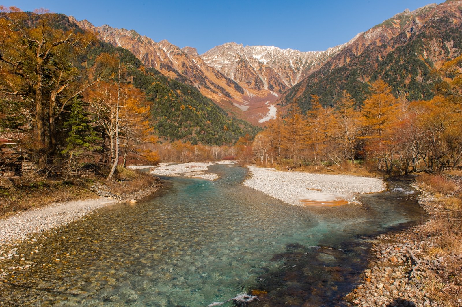 穂高連峰の紅葉と山小屋