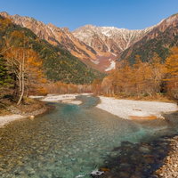 秋の上高地・梓川と穂高連峰の写真