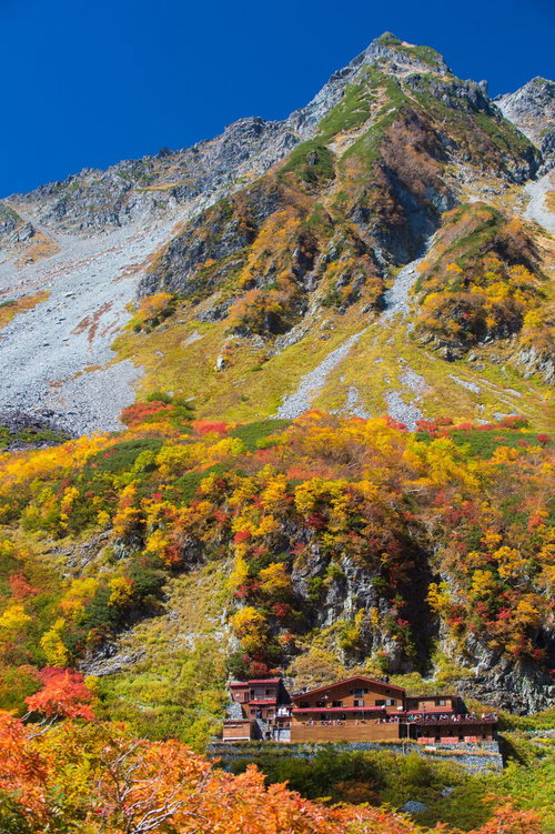 秋の北アルプス涸沢カールで紅葉に染まる涸沢小屋