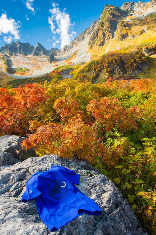 北アルプス涸沢カールの紅葉に映えるアウトドア用Tシャツ