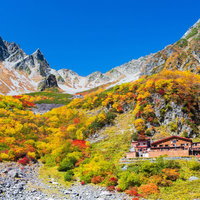 北アルプス涸沢カールの紅葉シーズン、涸沢小屋を望むの写真