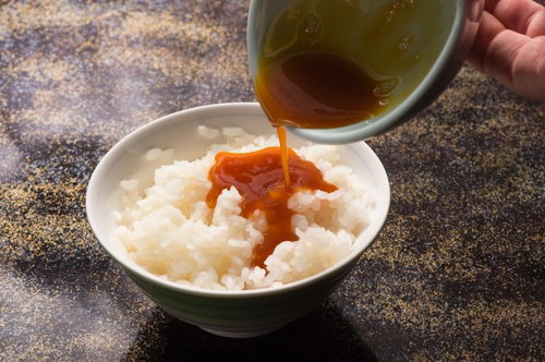 白身と白米をかき混ぜた上に黄身と栄太郎の出汁醤油をかけて完成したTKG