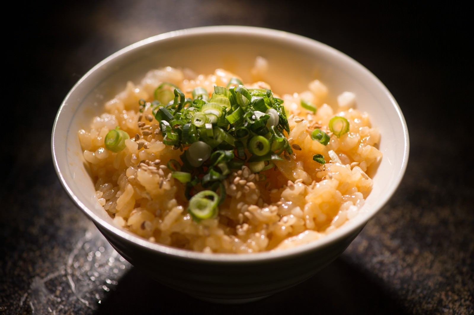 青ネギとごまをのせた卵かけご飯