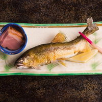 奥飛騨の渓流で釣れた魚を塩加減で焼き上げる平湯温泉の栄太郎の夕食の写真