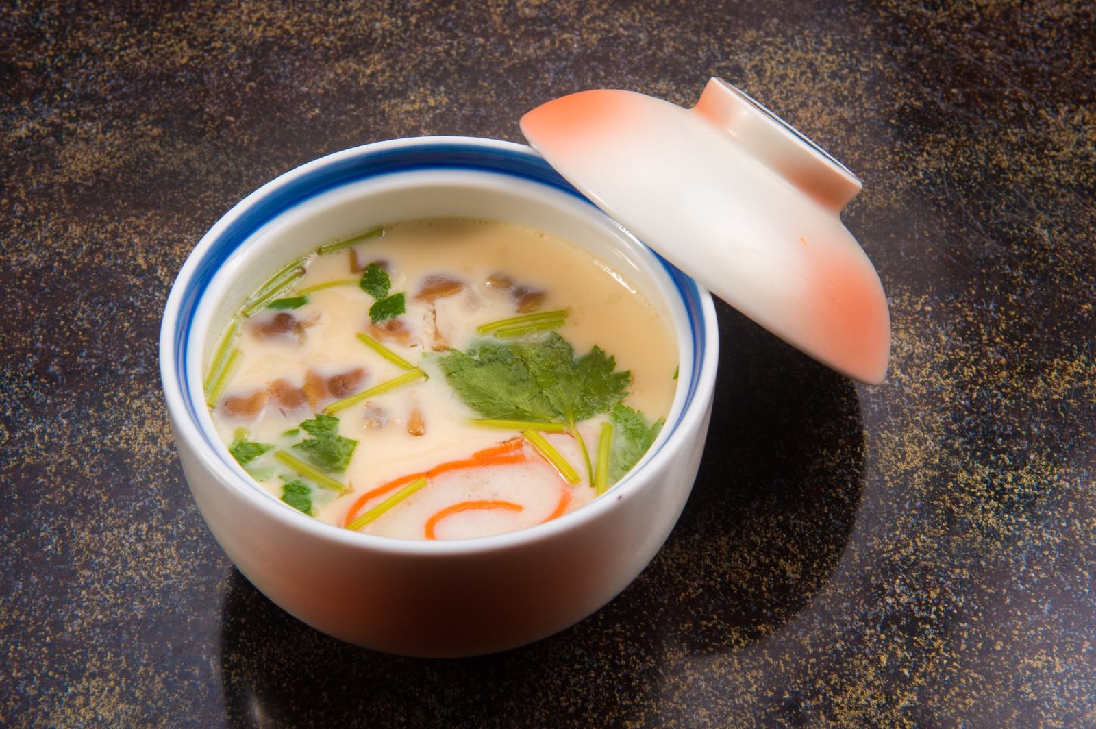 白い陶器に盛られた山菜入り茶碗蒸し
