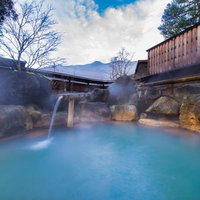 平湯館の源泉かけ流し岩露天風呂と山々の絶景の写真