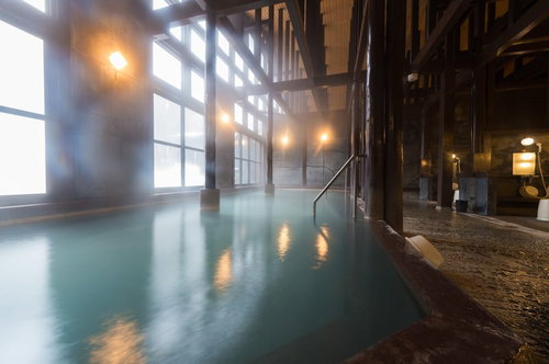 平湯の森の源泉かけ流し内湯、木造建築の浴場