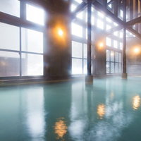 ひらゆの森の源泉かけ流し内湯の浴場と温泉施設の写真