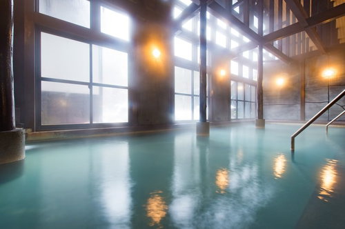 ひらゆの森の源泉かけ流し内湯の浴場と温泉施設