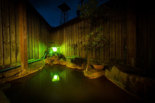 平湯温泉の栄太郎で入る源泉かけ流し露天風呂