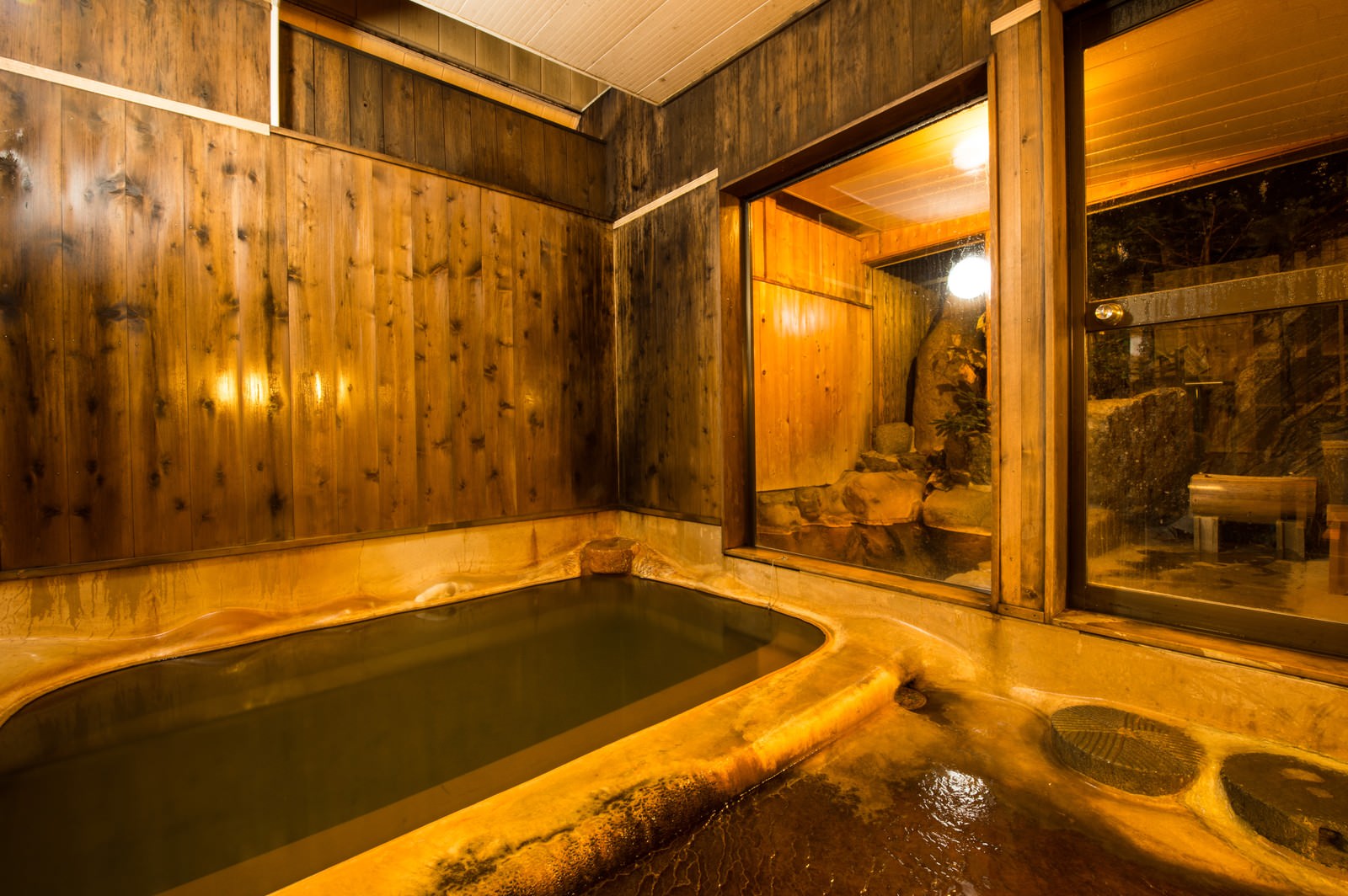 平湯温泉・栄太郎の木造内湯