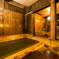 平湯温泉の旅館栄太郎の源泉かけ流し内湯の浴室空間の写真