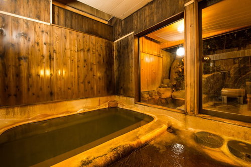 平湯温泉の旅館栄太郎の源泉かけ流し内湯の浴室空間