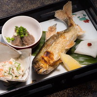 平湯温泉の旅館で供される焼き魚と前菜の夕食料理の写真