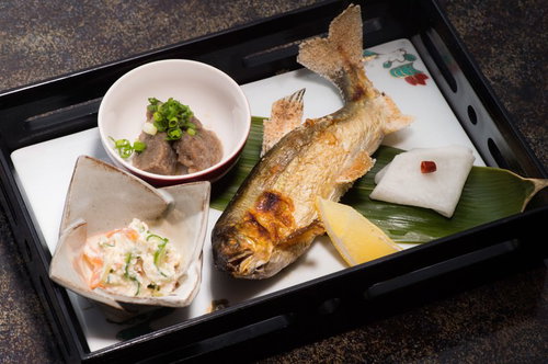 平湯温泉の旅館で供される焼き魚と前菜の夕食料理